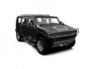 Un VUS Hummer noir est présenté de trois quarts avant sur fond blanc à Brossard. Ce véhicule est doté d'une large calandre, de pneus robustes et de rails de toit : idéal pour ceux qui recherchent un style robuste et une protection automobile assurée.