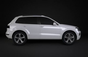 Un SUV blanc est présenté de profil sur un fond sombre, mettant en valeur son design élégant et ses grandes jantes en alliage.