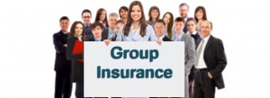 Une femme souriante en tenue professionnelle tient une grande pancarte indiquant « Assurance de groupe », tandis qu'un groupe diversifié de personnes habillées de manière professionnelle se tient derrière elle.