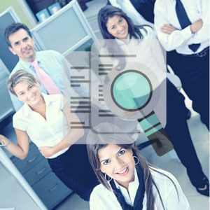 Un groupe de cinq personnes en tenue professionnelle, debout et souriantes dans un bureau, vu du dessus. Une loupe transparente est superposée à l'image.